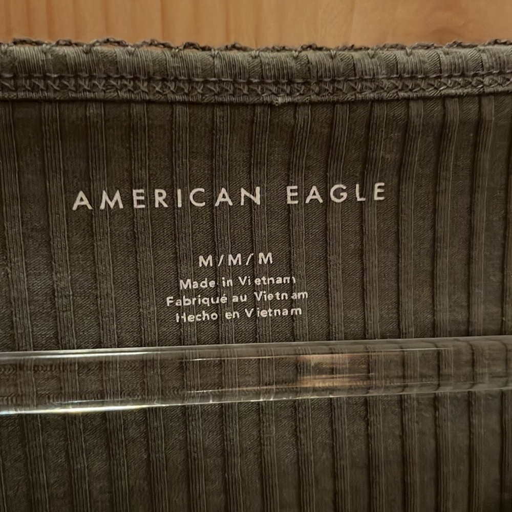 American Eagle Women’s cropped v-neck tee - Picture 3 of 3